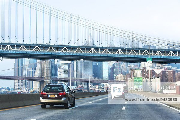 Highway mit Manhattan und Brooklyn Bridges  Lower Manhattan  New York  USA