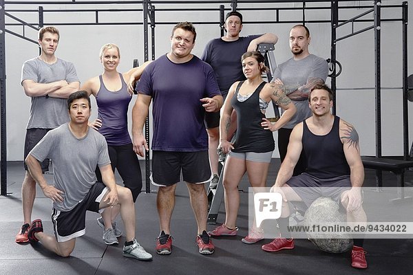Porträt von acht crossfit-Kollegen im Fitnessstudio