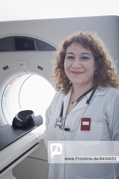 Arzt steht neben dem CT-Scanner