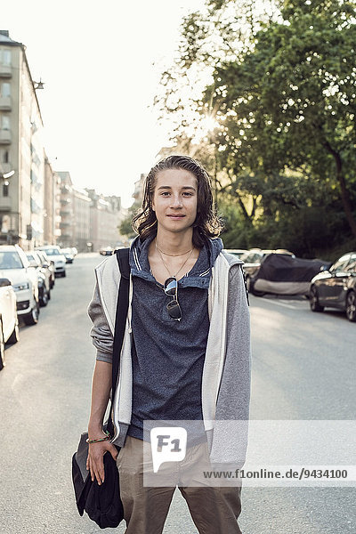 Porträt selbstbewusster Gymnasiast auf der Stadtstraße