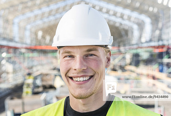Porträt eines glücklichen Arbeiters auf der Baustelle