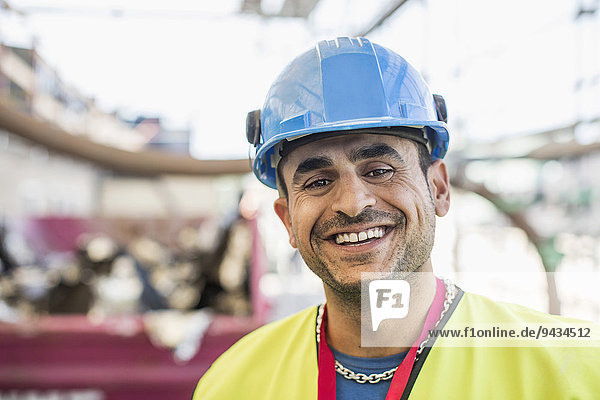 Porträt eines glücklichen Bauarbeiters auf der Baustelle