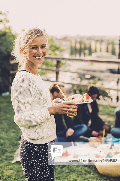 Seitenansicht Porträt einer glücklichen Frau beim Frühstücken auf dem Dach