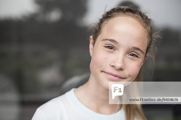 Porträt eines im Freien lächelnden Mädchens