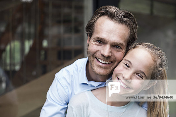 Porträt eines glücklichen Vaters und einer glücklichen Tochter im Freien