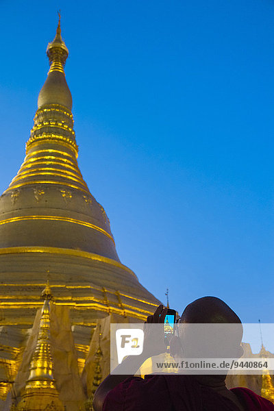 Mönch an der Shwedagon Pagode  Rangun  Myanmar  Asien