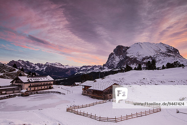 Morgenrot über Plattkofel und Mahlknechthütte im Winter  Saltria  Südtirol  Italien  Europa