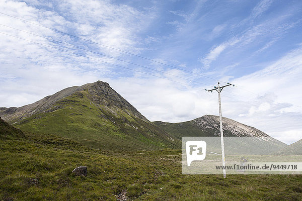 Telegrafenmast und Leitungen mit den Bergen Belig und Glas Bheinn Mhor hinten  Strathaird  Isle of Skye  Schottland  Großbritannien  Europa