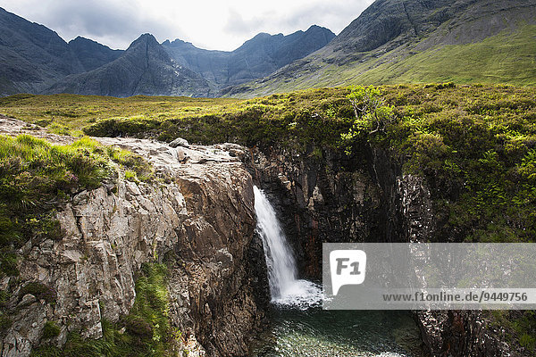 Wasserfall an den Fairy Pools im Tal Glen Brittle mit den Cuillin Hills hinten  Isle of Skye  Schottland  Großbritannien  Europa