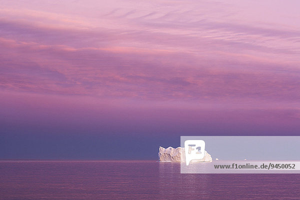 Eisberg in der Abenddämmerung  Qeqertarsuaq  Grönland