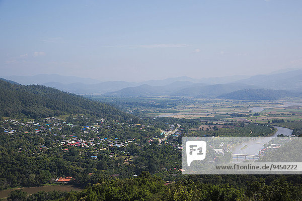 Ausblick auf die Kleinstadt Thaton mit dem Kok River auch Mae Nam Kok River  Thaton  Provinz Chiang Rai  Thailand  Asien