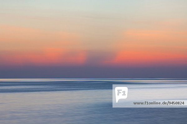 Tropischer Sonnenuntergang von der Insel Ko Lipe  Nationalpark Tarutao  Meeres-Nationalpark  Provinz Satun  Thailand  Asien