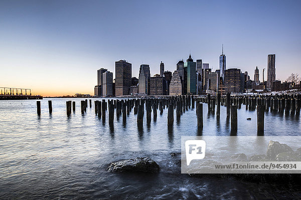 Pier am Brooklyn Bridge Park mit Ausblick über den East River auf die Skyline von Manhattan  Brooklyn Heights  Brooklyn  New York  USA  Nordamerika