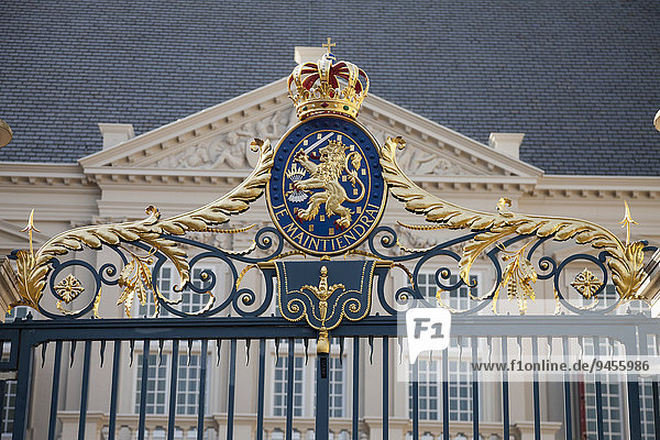 Wappen mit Krone am Zaun vor dem Königlichen Palast Schloss Noordeinde  Den Haag  Holland  Niederlande  Europa