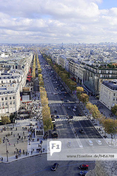 Aussicht auf La Defense und die Avenue des Champs Elysée vom Triumphbogen  Paris  Île-de-France  Frankreich  Europa