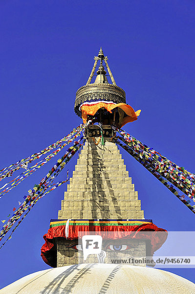 Stupa Bodnath oder Boudhanath oder Boudha  UNESCO-Weltkulturerbe  aufgemalte Augen  bunte Gebetsfahnen  tibetischer Buddhismus  Kathmandu  Nepal  Asien