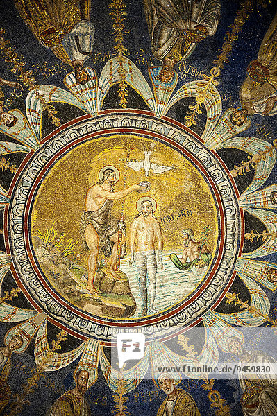 Deckenmosaik im Baptisterium der Kathedrale von Ravenna  Ravenna  Emilia-Romagna  Italien  Europa