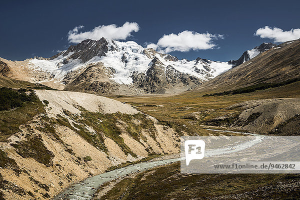 Fluss vor Bergen mit Gletschern  Sierra de las Vacas  Patagonien  Argentinien  Südamerika
