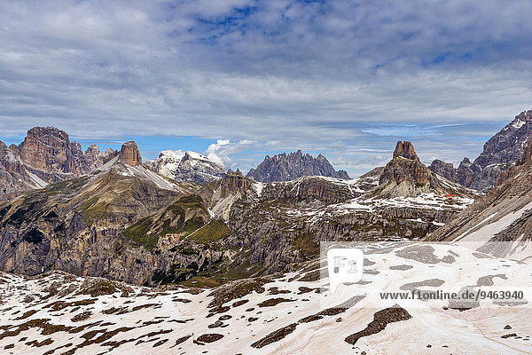 Die Berge rund um das Valle di Rimbon  und Dreizinnenhütte  Ausblick vom Paternsattel Bergpass  Sextner Dolomiten  Provinz Südtirol  Italien  Europa
