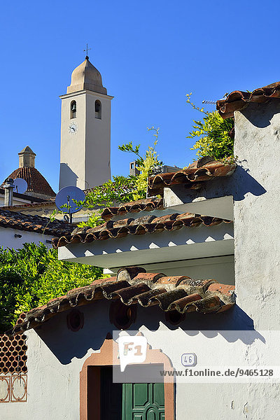 Glockenturm der Pfarrkirche San Giacomo,  davor Häuser mit Ziegeldächer,  Orosei,  Provinz Nuoro,  Sardinien,  Italien,  Europa