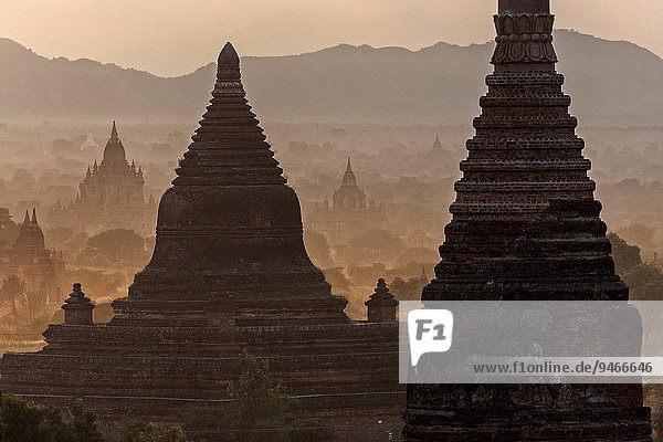 Pagodenfeld im Morgennebel,  Stupa,  Pagode,  Tempelanlage,  Bagan,  Myanmar,  Asien