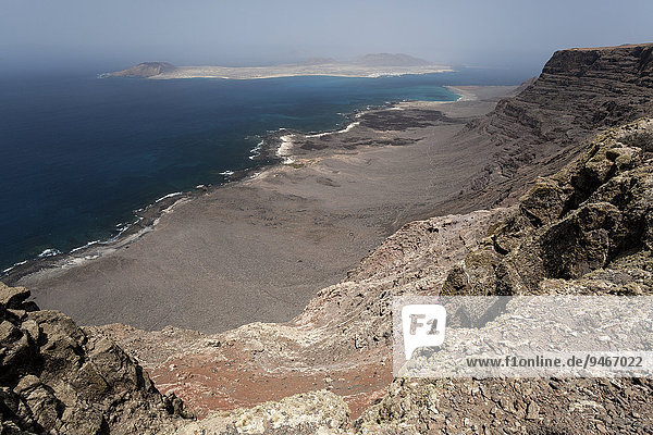 Ausblick vom Famara Kliff Risco de Famara auf Playa del Risco und Isla Graciosa Lanzarote Kanarische Inseln Spanien Europa