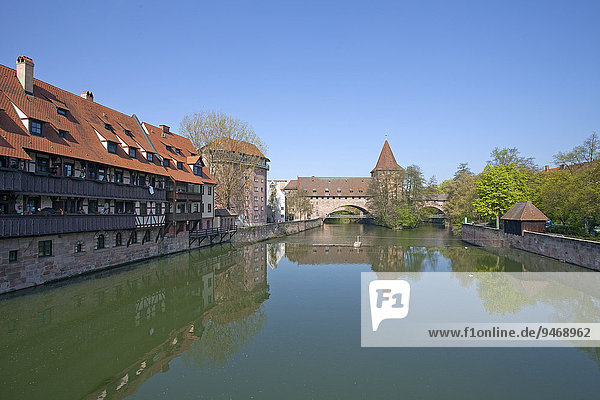 Fluss Pegnitz mit Hallertor und Kettensteg Nürnberg Mittelfranken Franken Bayern Deutschland Europa