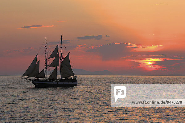 Segelboot vor Oia  Sonnenuntergang  Santorin  Kykladen  Ägäis  Griechenland  Europa