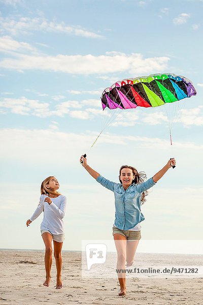 Farbaufnahme Farbe Strand Schwester Himmel über rennen 2