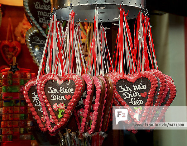 Lebkuchenherzen auf dem Weihnachtsmarkt Lübeck Schleswig-Holstein Deutschland Europa