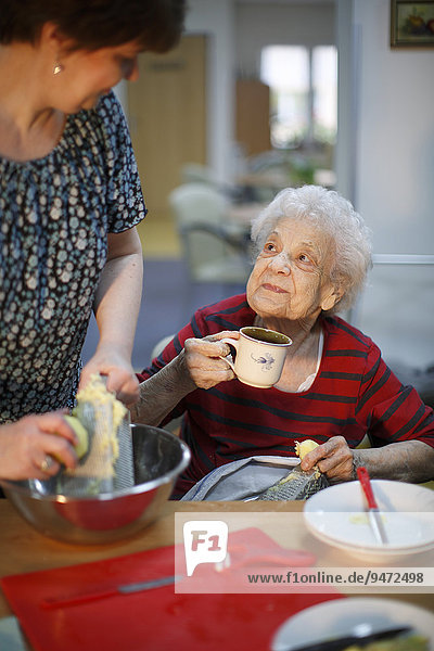 Frau  89 Jahre  und Sozialarbeiterin  31 Jahre  Kochen als Freizeitbeschäftigung für Senioren  Altersheim