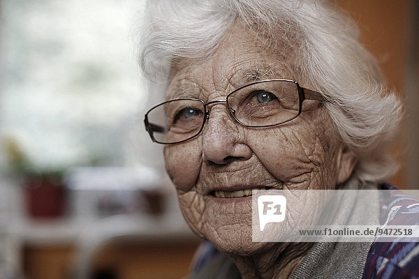 Frau  93 Jahre  Portrait  Altersheim