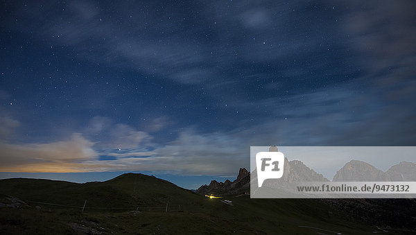 Berg Gusela in sternenklarer Nacht mit Wolken  Passo di Giau  Dolomiten  Venetien  Italien  Europa