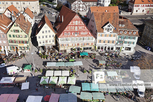 Wochenmarkt auf dem Marktplatz von Esslingen  Baden Württemberg  Deutschland  Europa