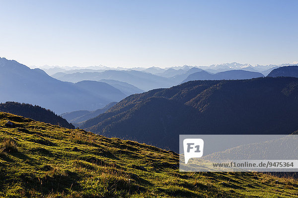 Ausblick von der Himmelmoos-Alm am Brünnstein im Mangfallgebirge  hinten die Hohen Tauern  Oberbayern  Bayern  Deutschland  Europa