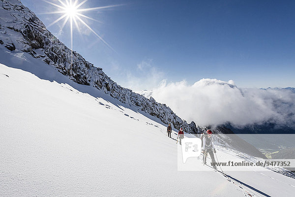 Bergsteiger beim Aufstieg auf den Löffler über den Trippachkees  Schneescheide  Seilschaft  hinten der Innere Speikkofel  unten das Ahrntal  Tauferer Ahrntal  Pustertal  Südtirol  Tirol  Trentino-Südtirol  Italien  Europa