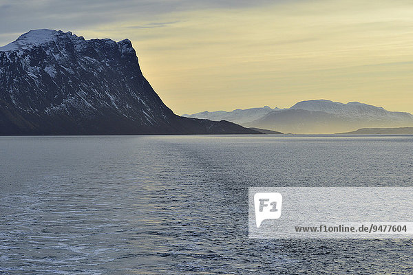 Berge der Insel Grytøya im Morgenlicht  Insel Grytøya  Toppsund  Troms  Norwegen  Europa