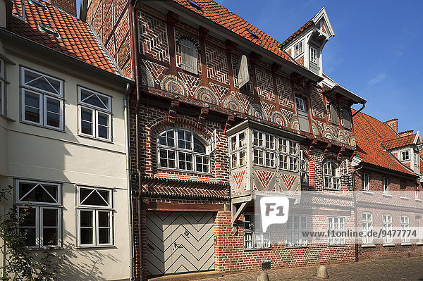Dekorative Fachwerkfassade eines ehemaligen Brauhauses von 1593  Altstadt  Lüneburg  Niedersachsen  Deutschland  Europa
