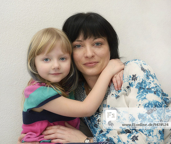 Mädchen  5 Jahre  umarmt Mutter  35 Jahre
