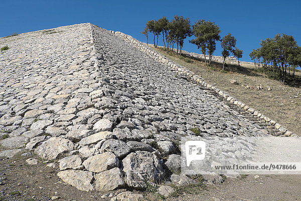 Künstlicher Wall von Yerkapi  Ruinen der Hethiterstadt Hattu?a  bei Bogazkale  Provinz Çorum  Türkei  Asien