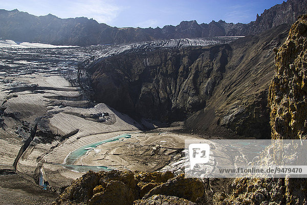 Gletschersee im dritten Krater des Vulkans Mutnovsky  Kamschatka  Russland  Europa