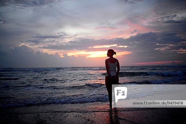 junge Frau, junge Frauen, Fröhlichkeit, Strand, Sonnenuntergang