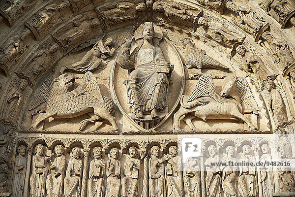 Gotische Skulpturen  Christus Pantokrator umgeben von den vier Evangelistensymbolen  Westfassade  Tympanon des Königsportals  circa 1145  Kathedrale von Chartres  UNESCO Weltkulturerbe  Frankreich  Europa