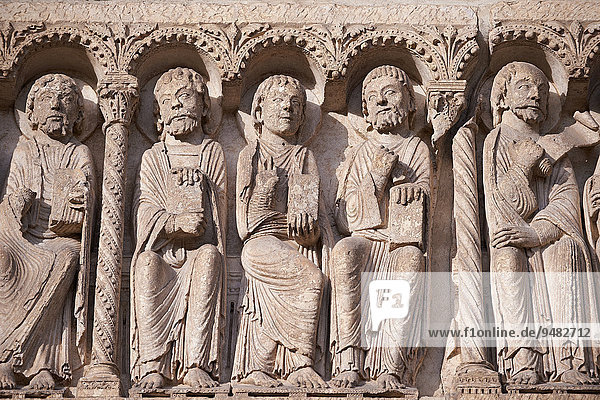 Die zwölf Apostel  Westfassade  Tympanon des Königsportals  circa 1145  Kathedrale von Chartres  UNESCO Weltkulturerbe  Frankreich  Europa