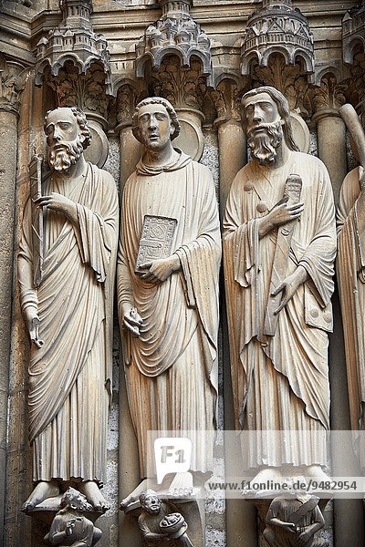Statuen  Südportal  die Heiligen Paulus  Johannes und Jakobus Major  ca. 1194-1230  gotische Kathedrale von Chartres  UNESCO Weltkulturerbe  Chartres  Frankreich  Europa