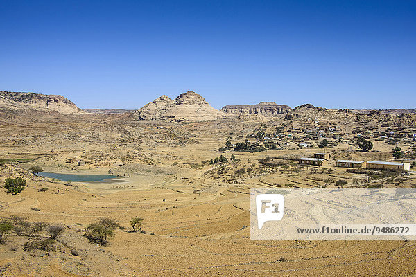 Berglandschaft mit einem kleinen Teich entlang der Straße von Asmarra nach Qohaito  Eritrea  Afrika