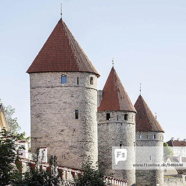 Stadtmauer mit Mauertürmen am Platz der Türme  Tallinn  Estland  Europa