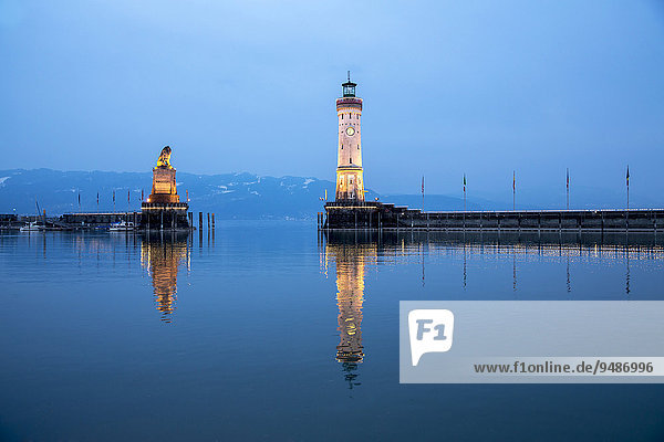 Abend im Hafen mit Leuchtturm und Bayrischen Löwen  Lindau  Bodensee  Bayern  Deutschland  Europa