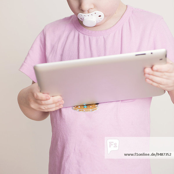 Mädchen,  4 Jahre,  benutzt einen Tablet-PC
