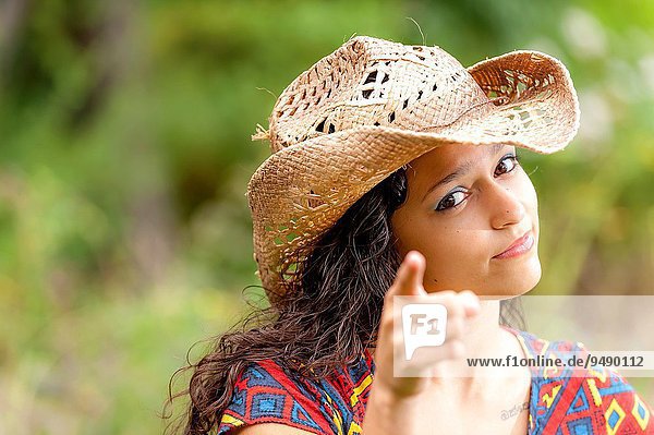 Frau sehen zeigen lächeln Hut braunhaarig Blick in die Kamera Kleidung Strohhut Stroh 19 alt Jahr